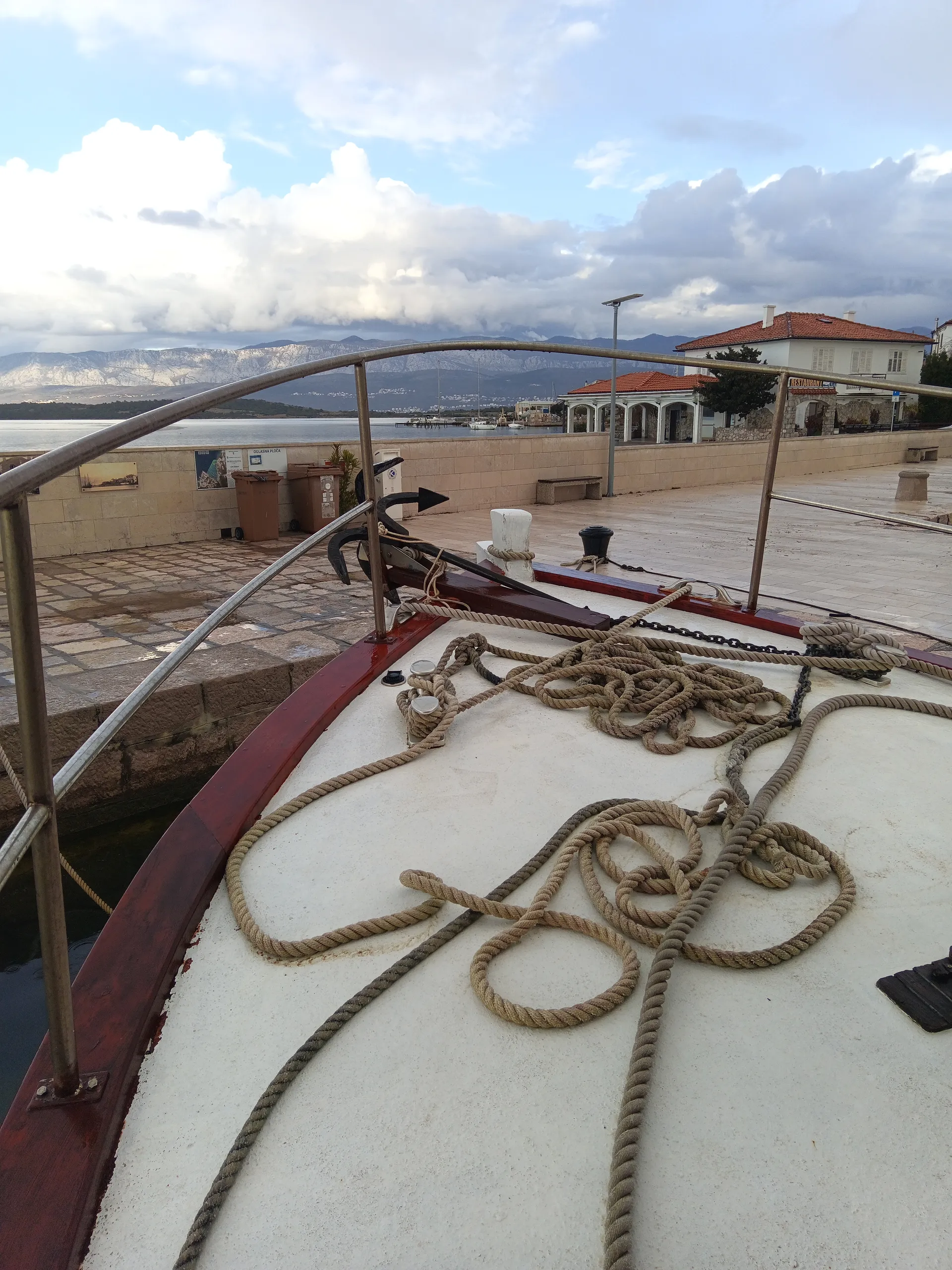 Pramac broda s užadima i pogled na obalu