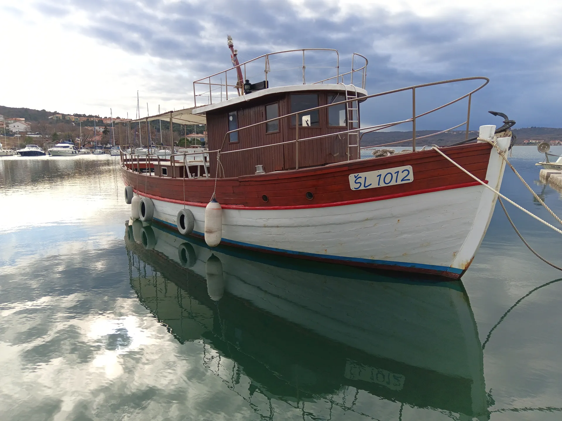 Brod na mirnom moru s odrazom u vodi