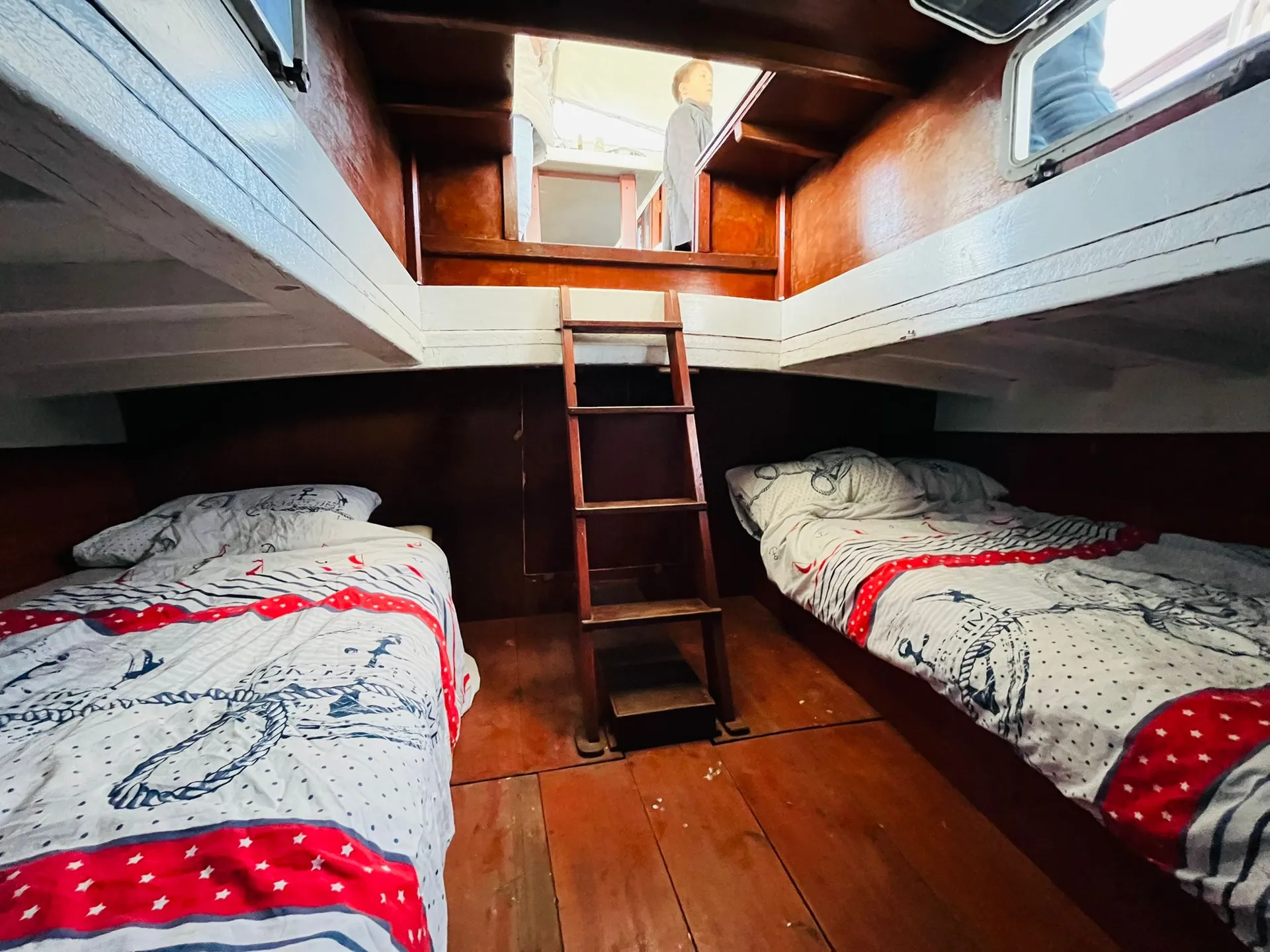 Kabina s ležajevima — široki pogled